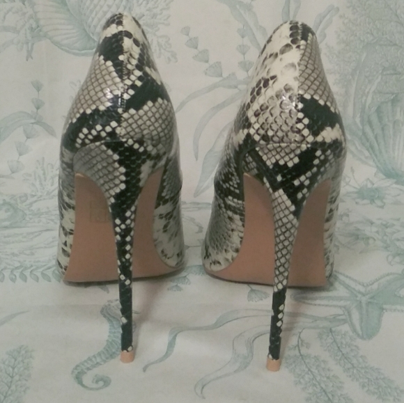 🕷️PrettyLitteThing🕷️ - Picture 3 of 8